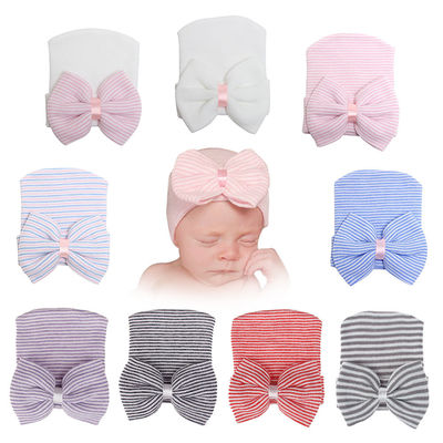 Cappello da bambino in lana a maglia con grande arco in colore e modello personalizzati a maglia