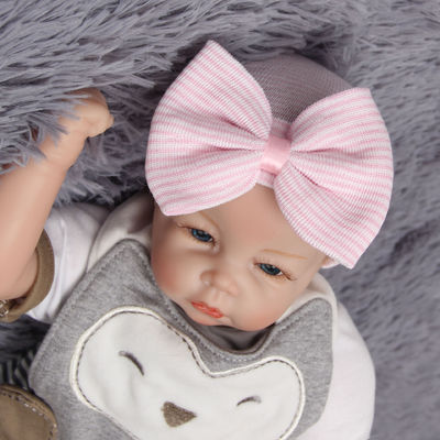 Cappello da bambino in lana a maglia con grande arco in colore e modello personalizzati a maglia
