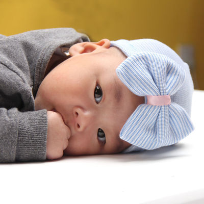 Cappello da bambino in lana a maglia con grande arco in colore e modello personalizzati a maglia