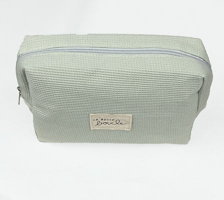 Borsa di trucco a strisce in corduroy per donne di moda.