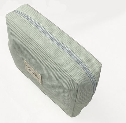 Borsa di trucco a strisce in corduroy per donne di moda.