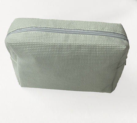 Borsa di trucco a strisce in corduroy per donne di moda.