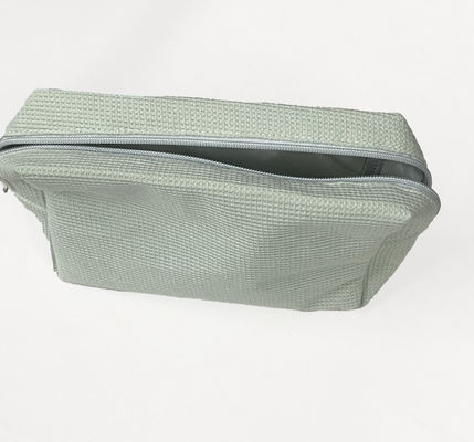 Borsa di trucco a strisce in corduroy per donne di moda.