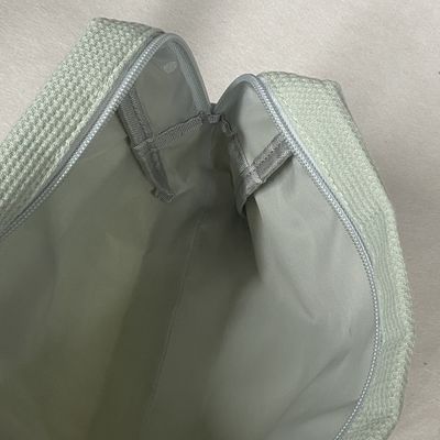 Borsa di trucco a strisce in corduroy per donne di moda.