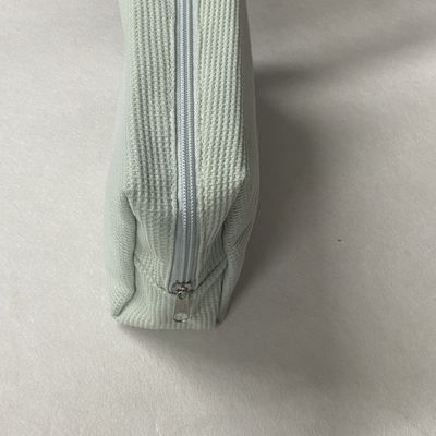 Borsa di trucco a strisce in corduroy per donne di moda.