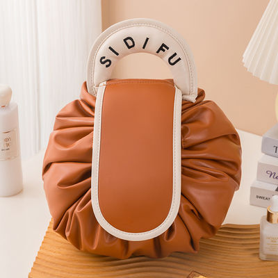 Disegno del logo personalizzato Sacchetto di trucco in PVC Modello solido Tipo Stringa di disegno Busta da viaggio per toiletteria
