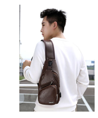 Dimensione personalizzata Nuova borsa da petto in cuoio PU maschile alla moda con porta di ricarica USB