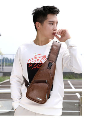 Dimensione personalizzata Nuova borsa da petto in cuoio PU maschile alla moda con porta di ricarica USB