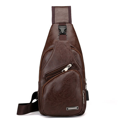 Dimensione personalizzata Nuova borsa da petto in cuoio PU maschile alla moda con porta di ricarica USB