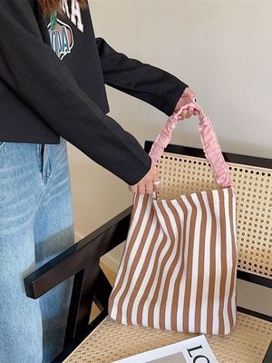 Borsa da spalla in tela da due maniche con strisce contraddistinte accattivanti