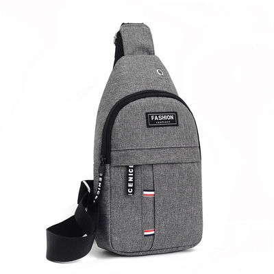 Custom Logo Earphone Hole Men's Sling Bag per la vita quotidiana e lo sport in stile versatile