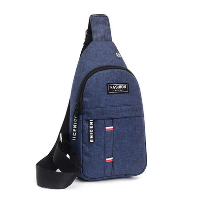 Custom Logo Earphone Hole Men's Sling Bag per la vita quotidiana e lo sport in stile versatile
