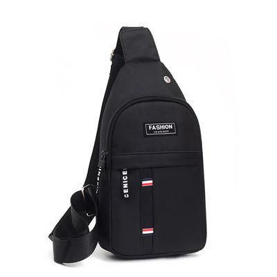 Custom Logo Earphone Hole Men's Sling Bag per la vita quotidiana e lo sport in stile versatile