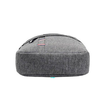 Custom Logo Earphone Hole Men's Sling Bag per la vita quotidiana e lo sport in stile versatile