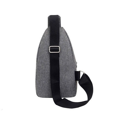 Custom Logo Earphone Hole Men's Sling Bag per la vita quotidiana e lo sport in stile versatile