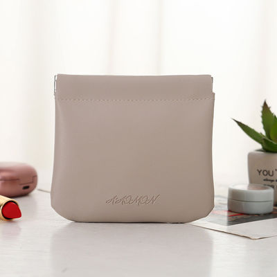 Tieni i tuoi cosmetici organizzati e accessibili con questo trucco in pelle PU compatto