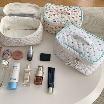Logo personalizzato accettato Soft Quilted Cotton Zip Puffy Makeup Bag per cosmetici femminili