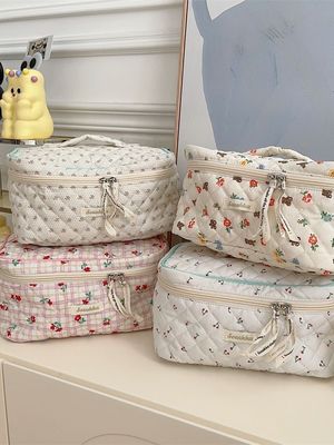 Logo personalizzato accettato Soft Quilted Cotton Zip Puffy Makeup Bag per cosmetici femminili