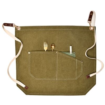 Uomini che lavorano sul grembiule con tasche di attrezzi e colore personalizzato su tela a mezzo corpo