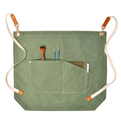 Uomini che lavorano sul grembiule con tasche di attrezzi e colore personalizzato su tela a mezzo corpo