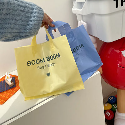 Logo personalizzato accettato manici a loop morbido sacchetto di plastica per l' imballaggio dei vestiti