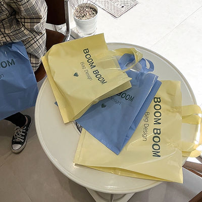 Logo personalizzato accettato manici a loop morbido sacchetto di plastica per l' imballaggio dei vestiti