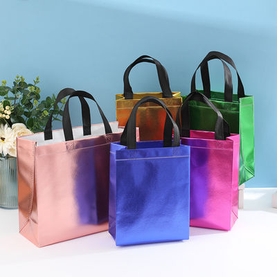 Borsa da shopping laminata non tessuta a colori personalizzati con colore dorato e lunghezza del manico