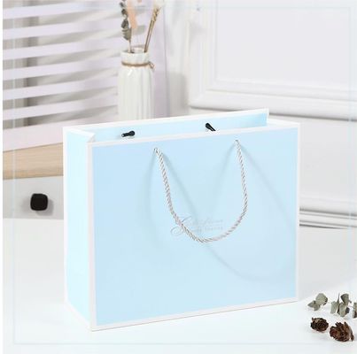 Borsa da shopping stampata su misura di cartone Borsa regalo di carta kraft bianca di lusso con maniglia a nastro