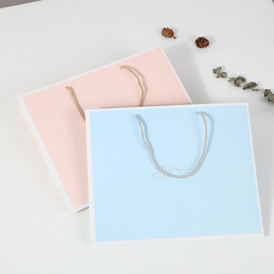 Borsa da shopping stampata su misura di cartone Borsa regalo di carta kraft bianca di lusso con maniglia a nastro