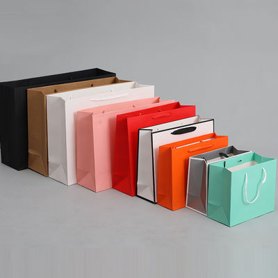 Stile manipolato Logo personale personalizzato Borsa di carta nera stampata per regalo personalizzato