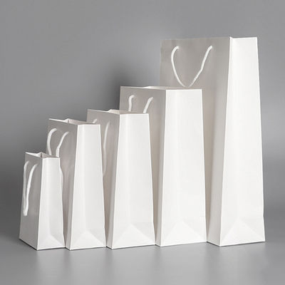 Stile manipolato Logo personale personalizzato Borsa di carta nera stampata per regalo personalizzato
