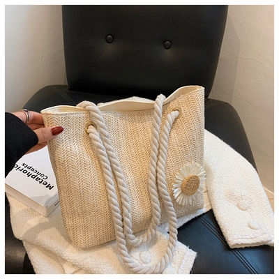 2022 Borse di mano semplici Borsa da spiaggia di paglia Moda Sciarpa di seta Borse da spalla femminile con materiali