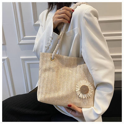 2022 Borse di mano semplici Borsa da spiaggia di paglia Moda Sciarpa di seta Borse da spalla femminile con materiali