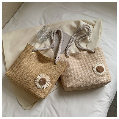 2022 Borse di mano semplici Borsa da spiaggia di paglia Moda Sciarpa di seta Borse da spalla femminile con materiali