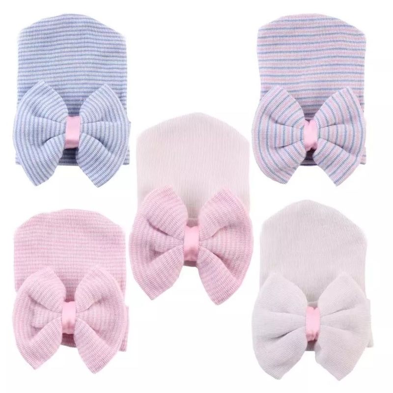 Cappello da bambino in lana a maglia con grande arco in colore e modello personalizzati a maglia