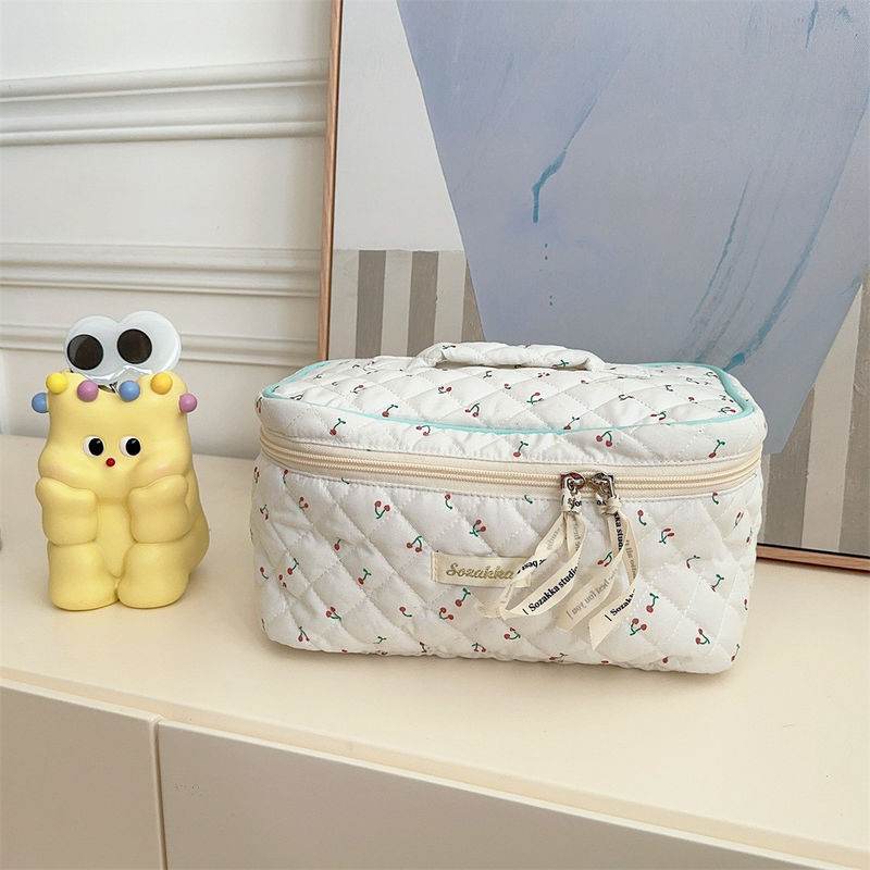 Logo personalizzato accettato Soft Quilted Cotton Zip Puffy Makeup Bag per cosmetici femminili